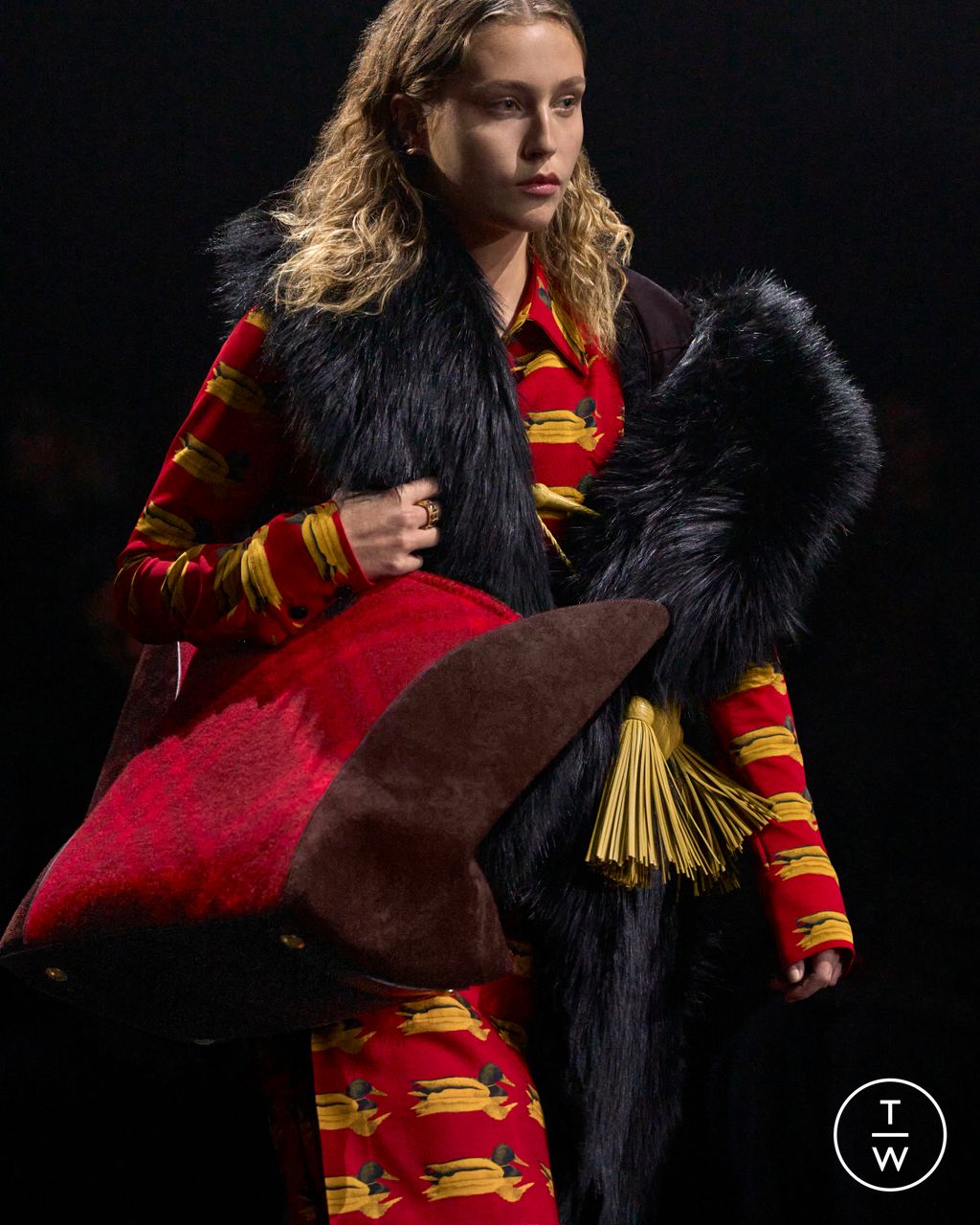 Fashion Week London Fall/Winter 2023 look 38 from the Burberry collection womenswear accessories