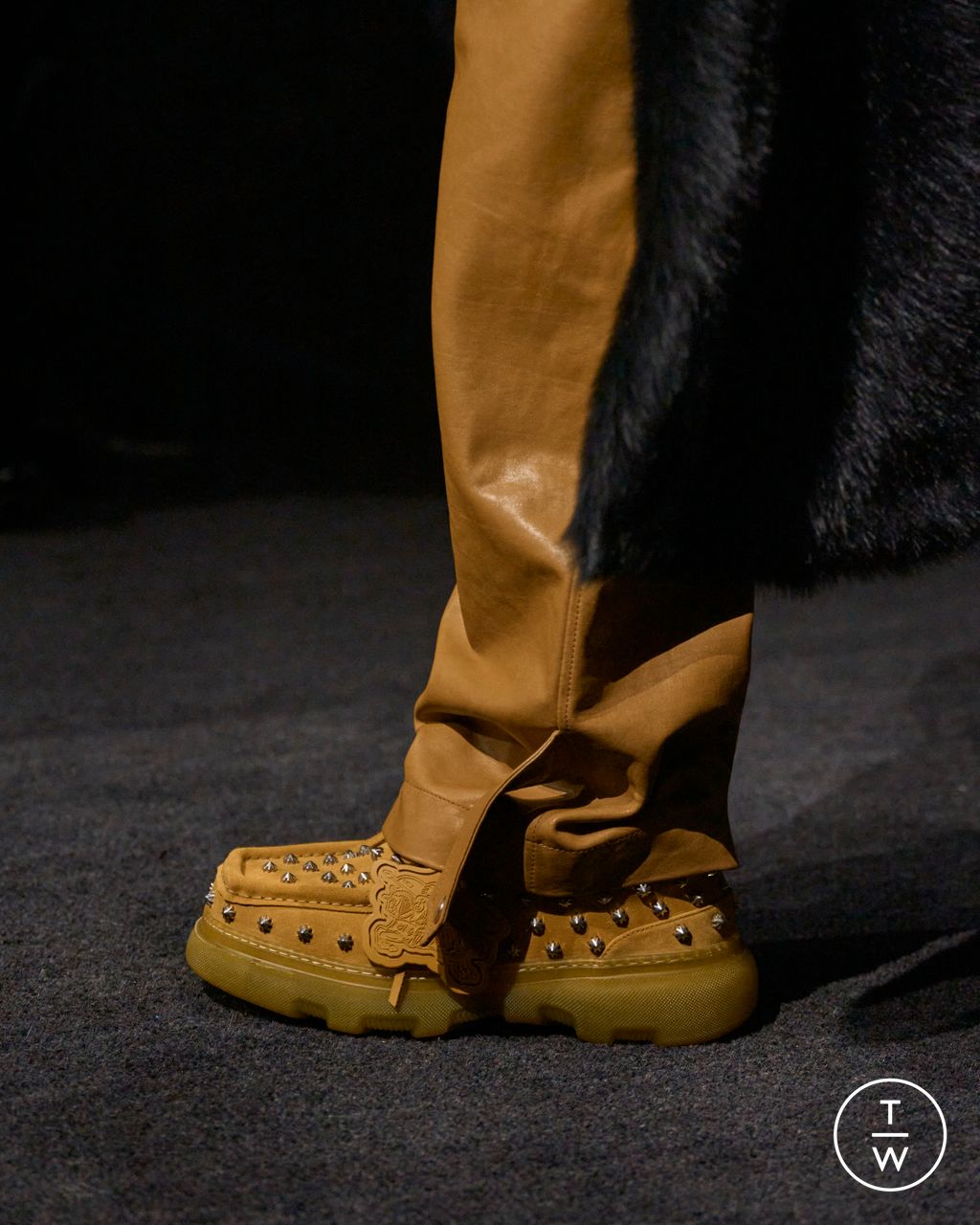 Fashion Week London Fall/Winter 2023 look 39 from the Burberry collection womenswear accessories