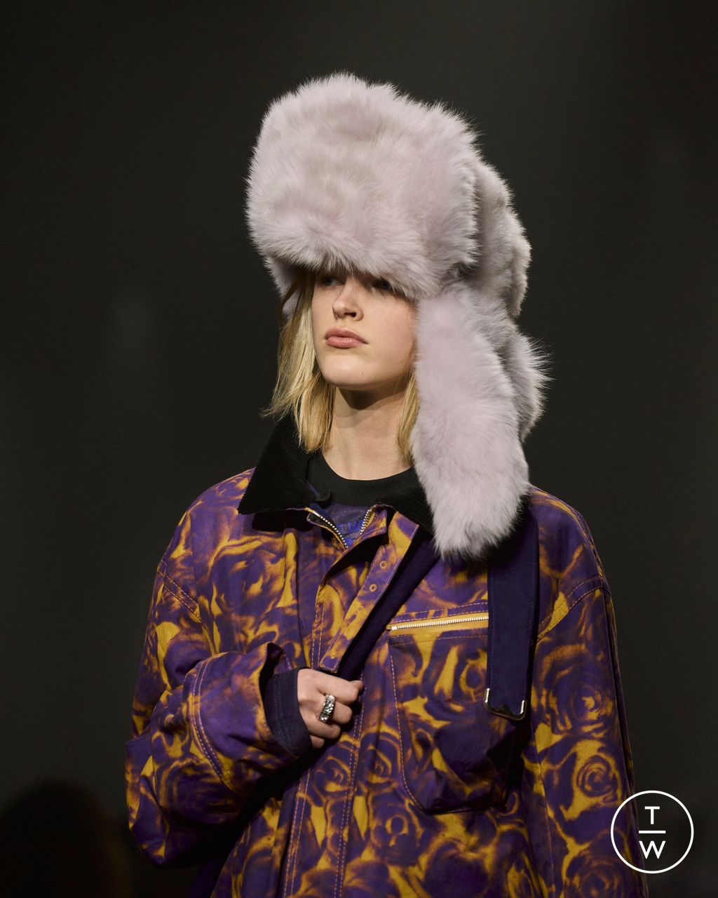 Fashion Week London Fall/Winter 2023 look 51 de la collection Burberry womenswear accessories