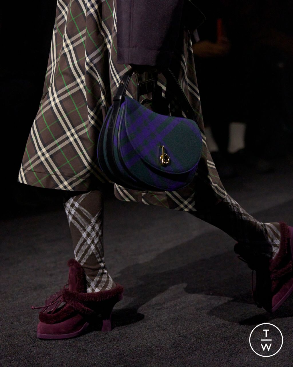 Fashion Week London Fall/Winter 2023 look 6 from the Burberry collection womenswear accessories