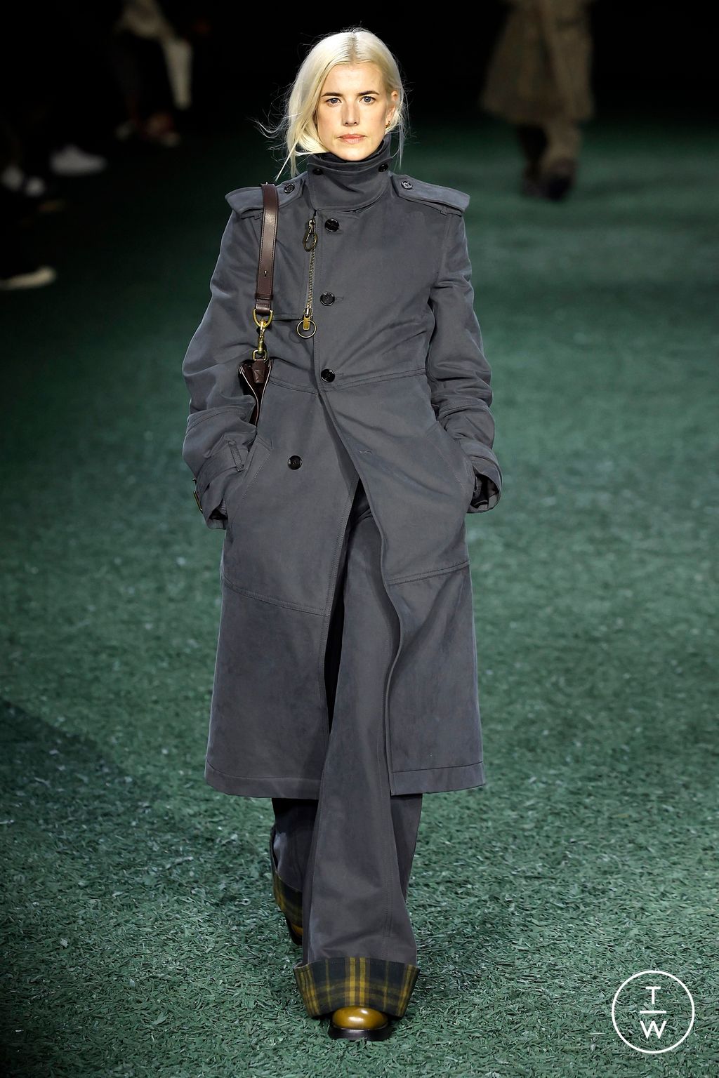 Fashion Week London Fall/Winter 2024 look 1 from the Burberry collection 女装