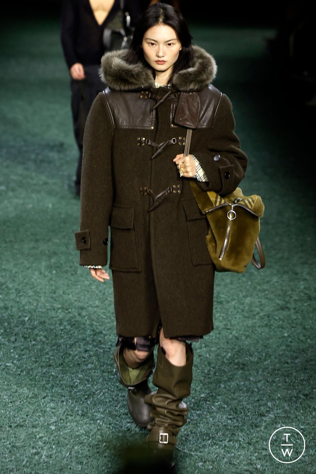 Fashion Week London Fall/Winter 2024 look 4 from the Burberry collection womenswear
