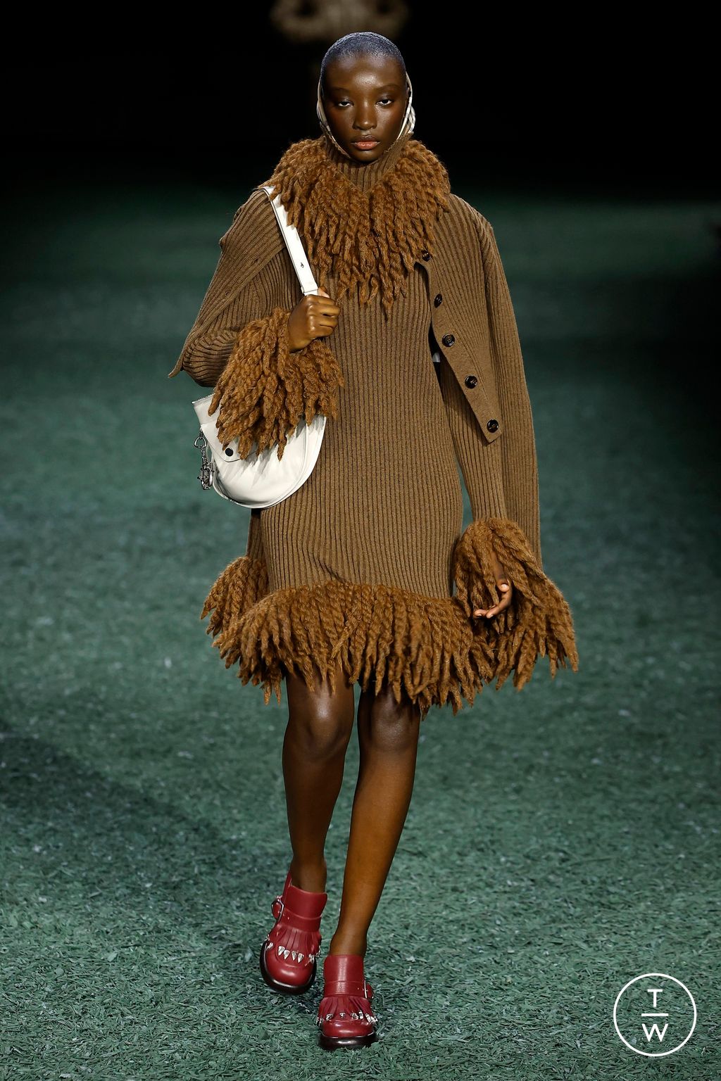 Fashion Week London Fall/Winter 2024 look 8 from the Burberry collection womenswear