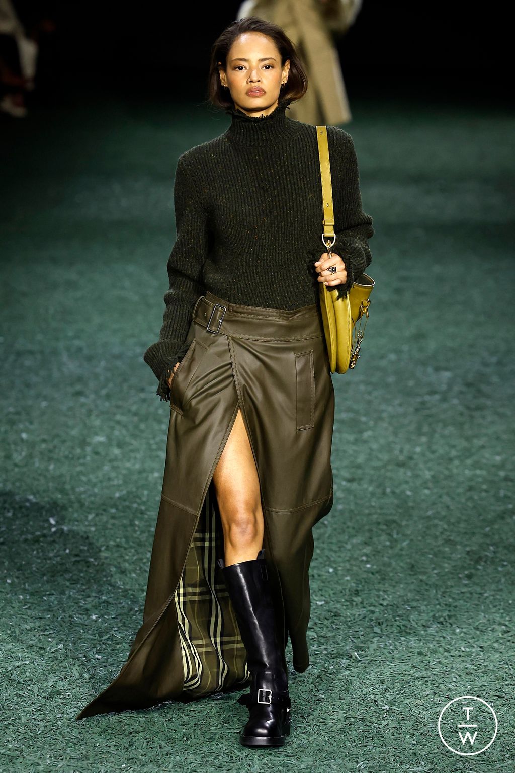 Fashion Week London Fall/Winter 2024 look 11 from the Burberry collection 女装