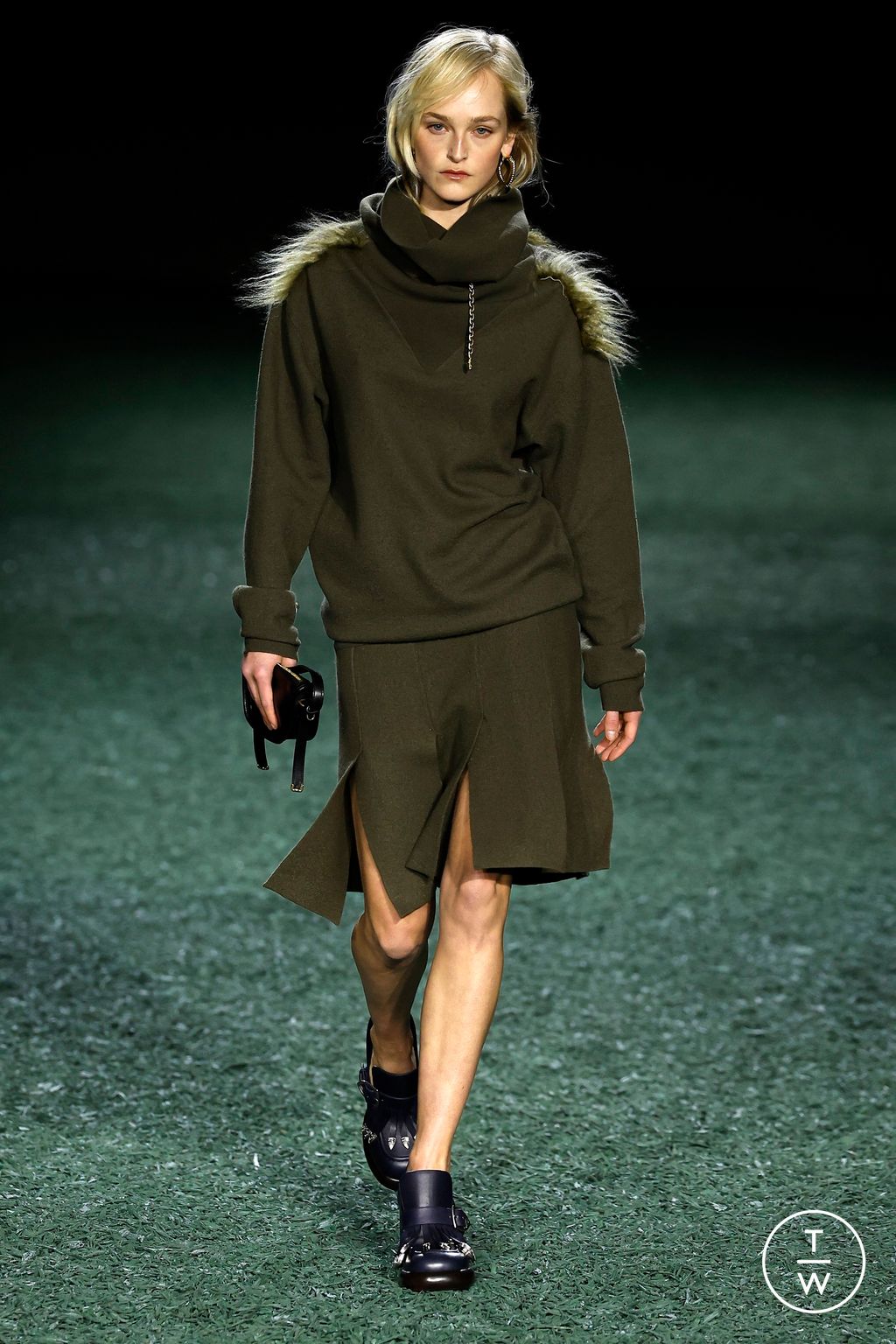 Fashion Week London Fall/Winter 2024 look 13 de la collection Burberry womenswear