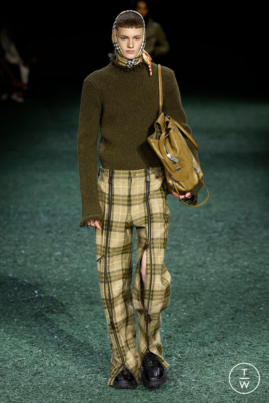 Fashion Week London Fall/Winter 2024 look 16 from the Burberry collection womenswear