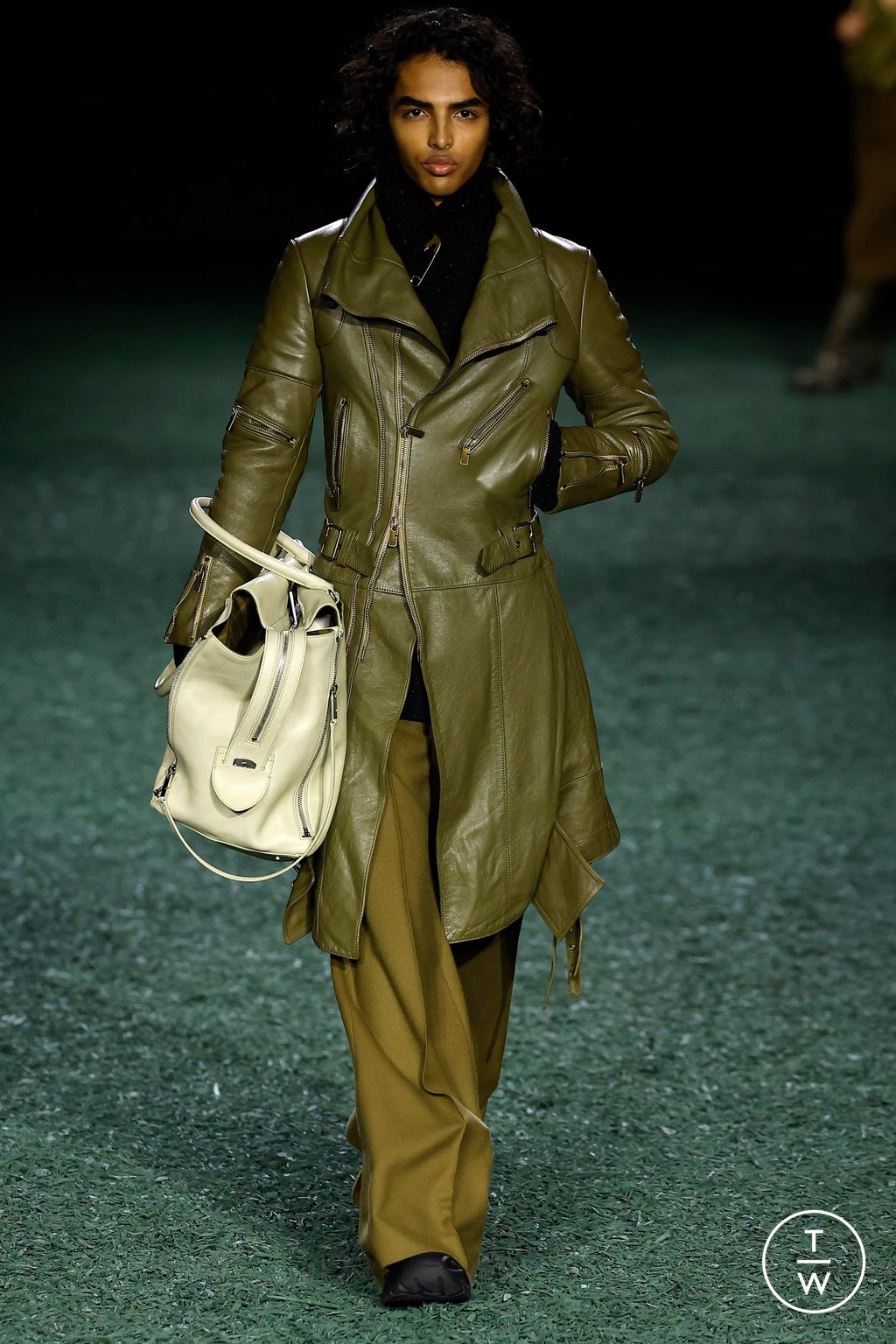 Fashion Week London Fall/Winter 2024 look 17 from the Burberry collection 女装
