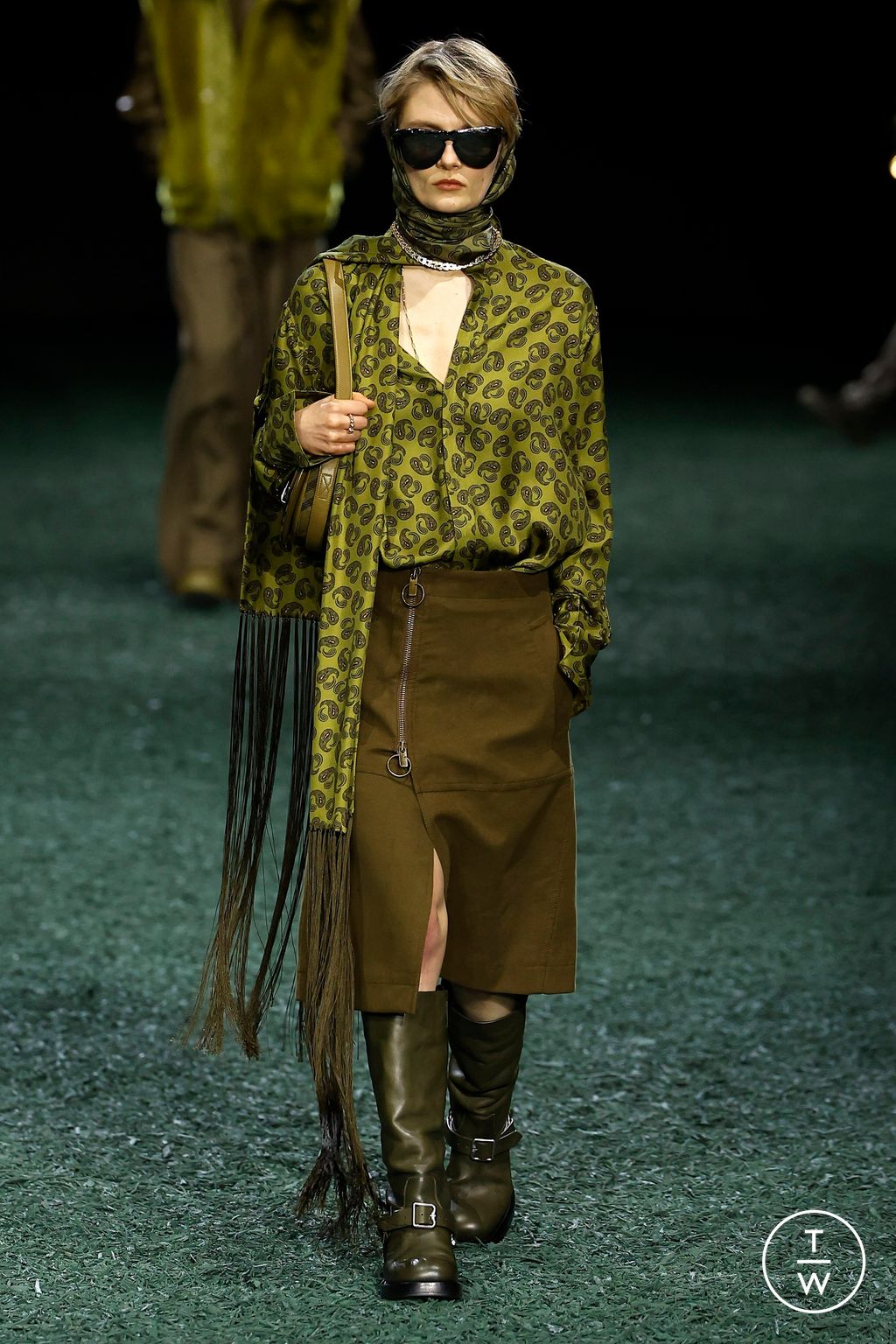 Fashion Week London Fall/Winter 2024 look 18 from the Burberry collection womenswear