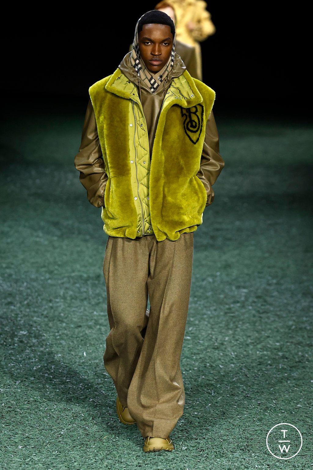 Fashion Week London Fall/Winter 2024 look 19 from the Burberry collection 女装