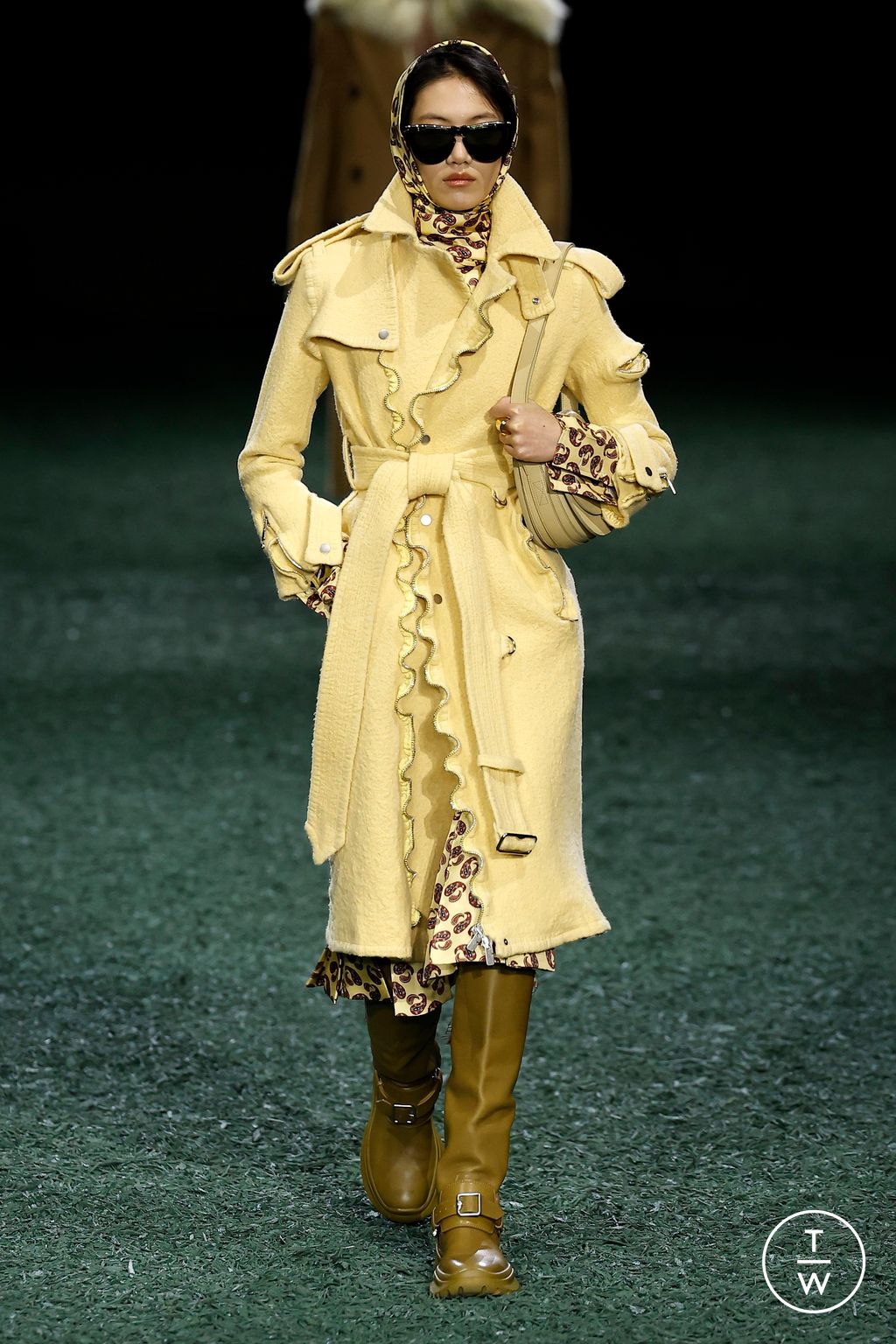 Fashion Week London Fall/Winter 2024 look 21 from the Burberry collection womenswear