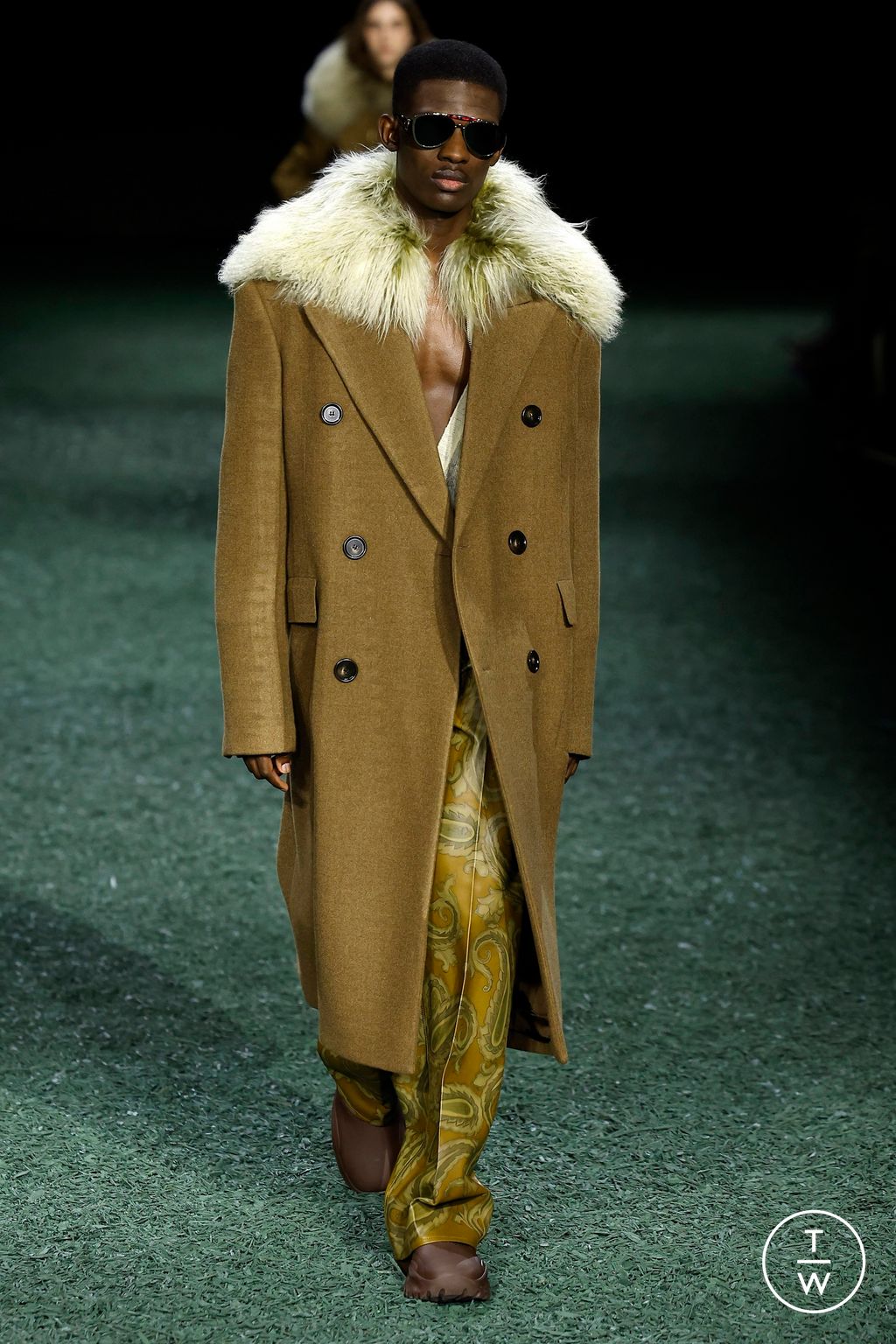 Fashion Week London Fall/Winter 2024 look 22 from the Burberry collection womenswear