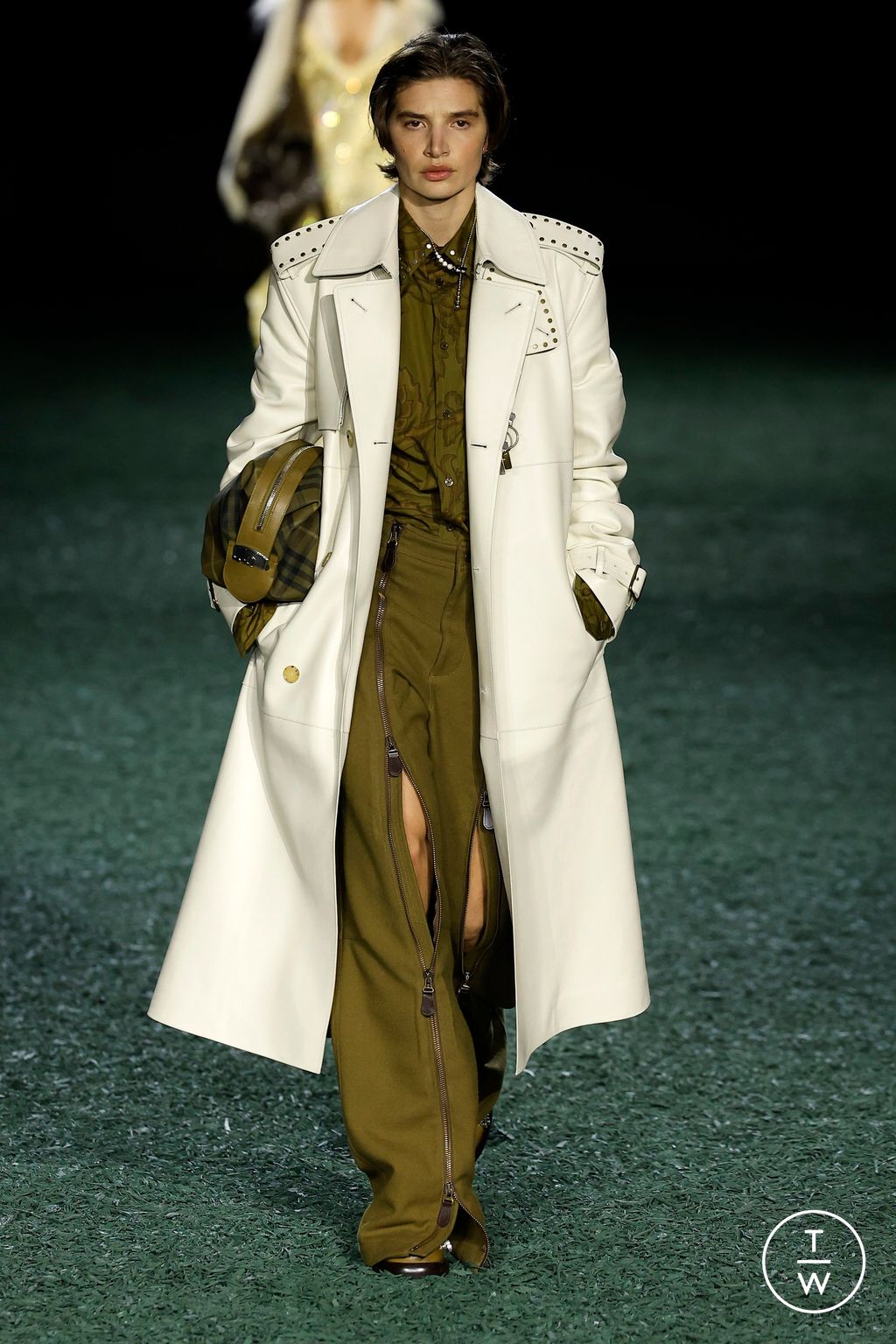 Fashion Week London Fall/Winter 2024 look 24 from the Burberry collection 女装