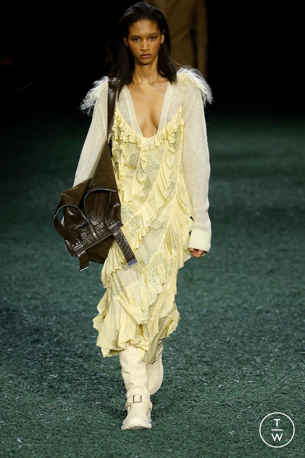 Fashion Week London Fall/Winter 2024 look 25 from the Burberry collection 女装
