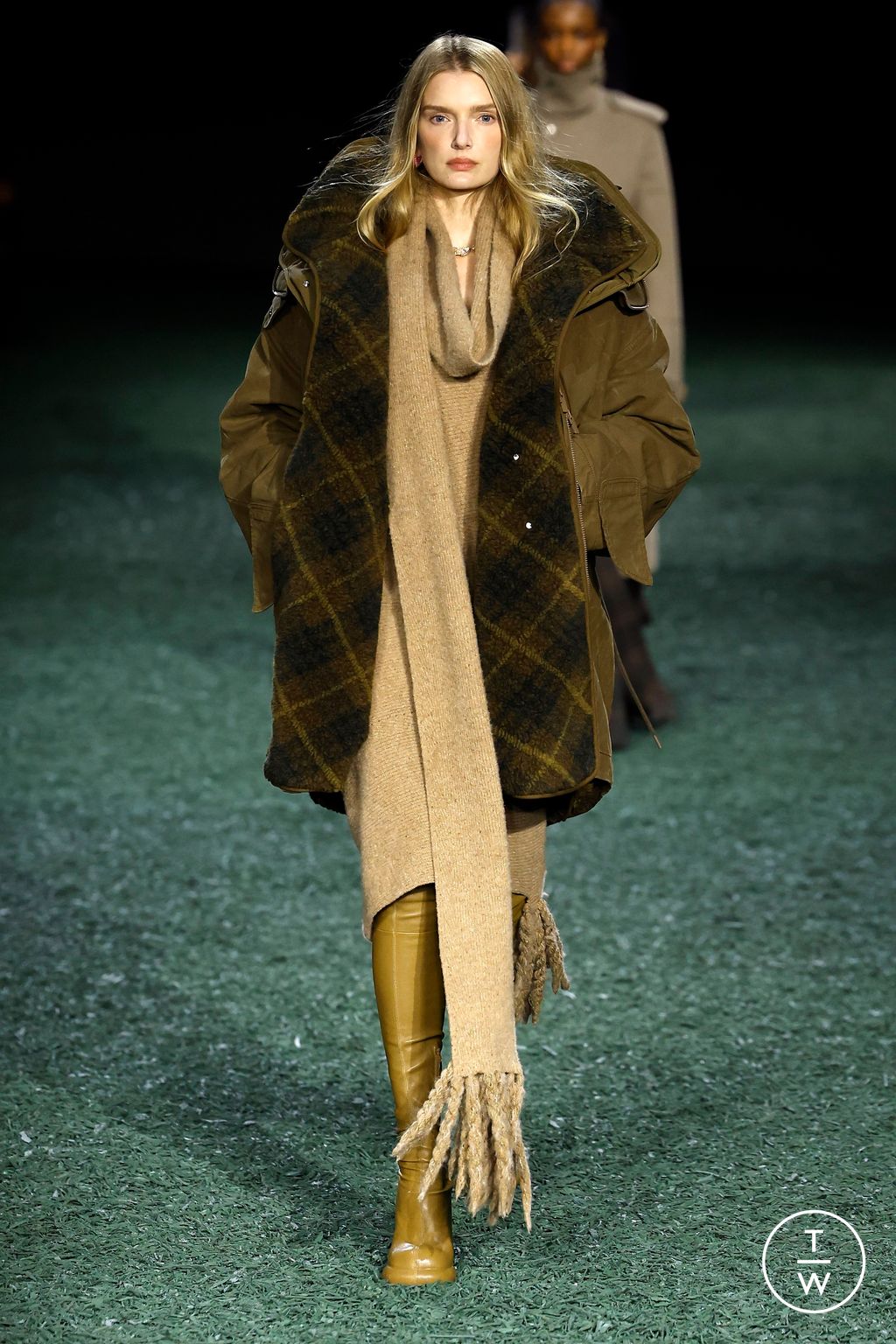 Fashion Week London Fall/Winter 2024 look 27 from the Burberry collection 女装
