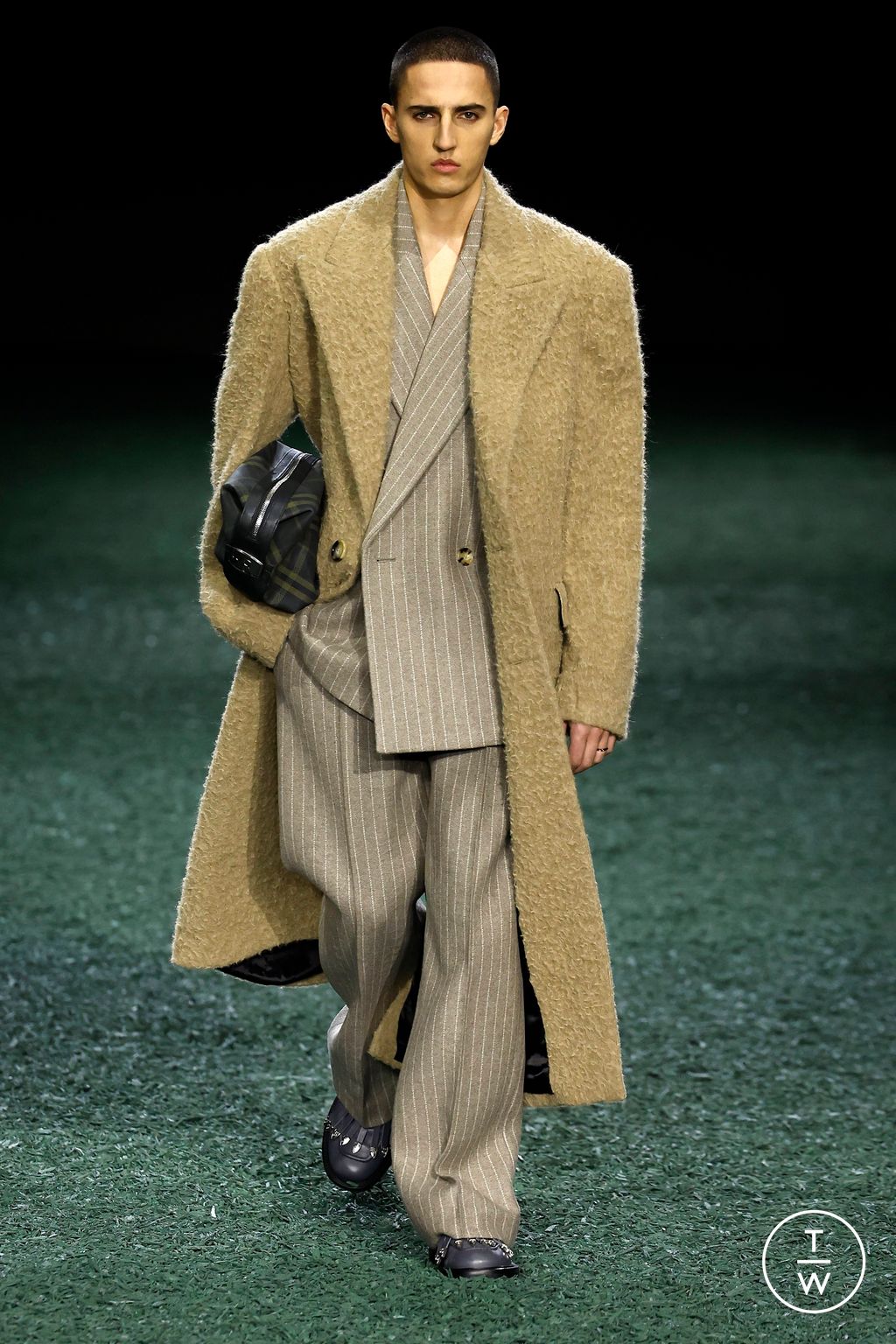 Fashion Week London Fall/Winter 2024 look 30 from the Burberry collection 女装