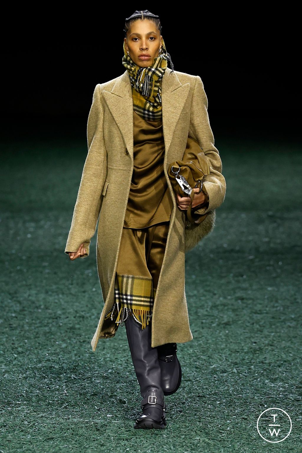 Fashion Week London Fall/Winter 2024 look 32 from the Burberry collection womenswear