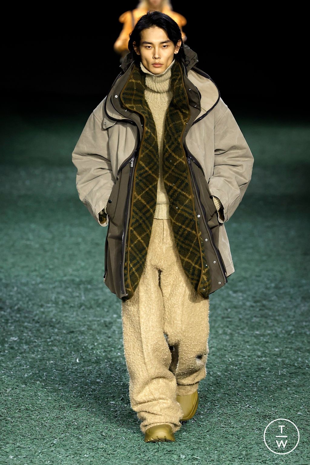 Fashion Week London Fall/Winter 2024 look 33 from the Burberry collection womenswear