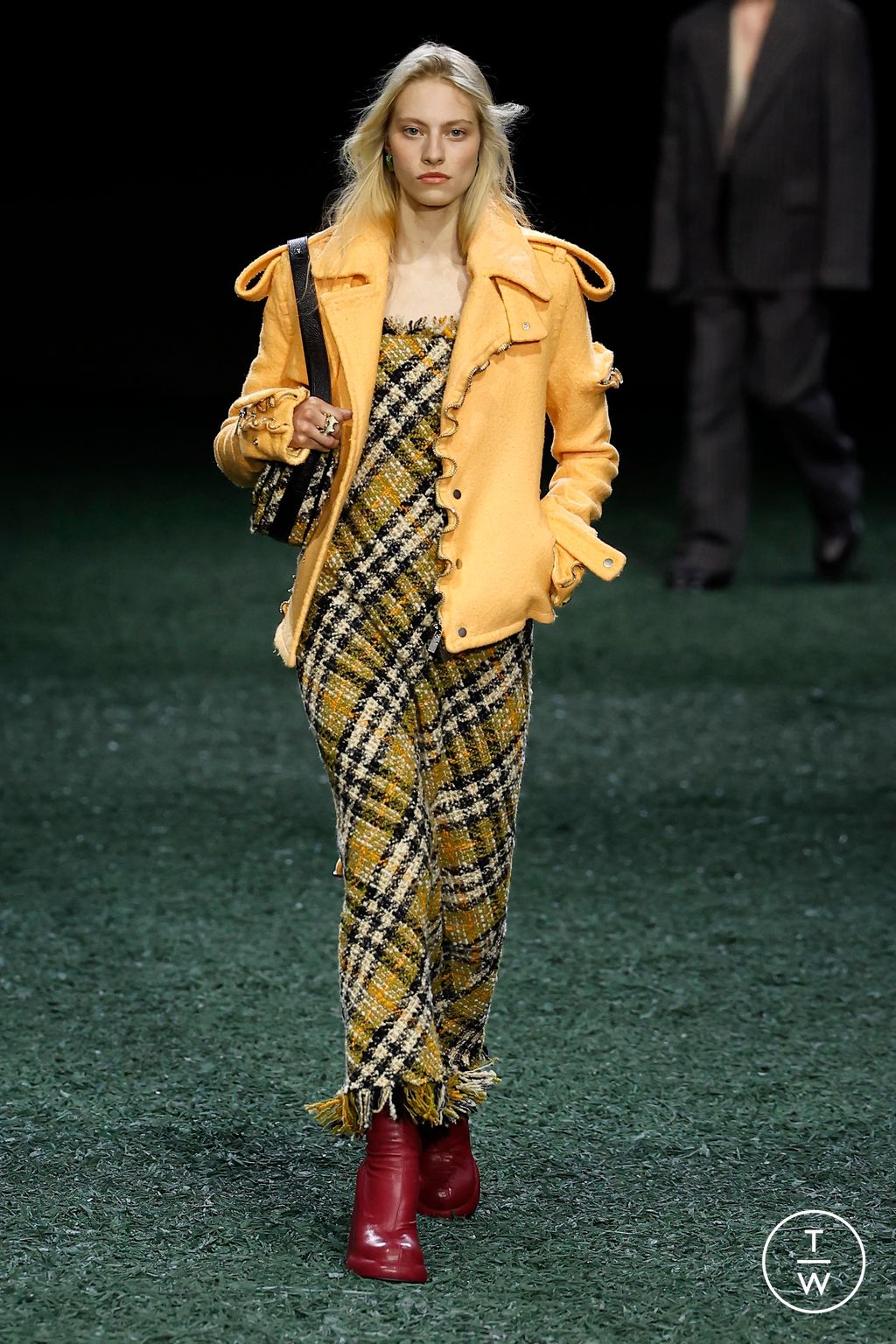 Fashion Week London Fall/Winter 2024 look 34 from the Burberry collection 女装