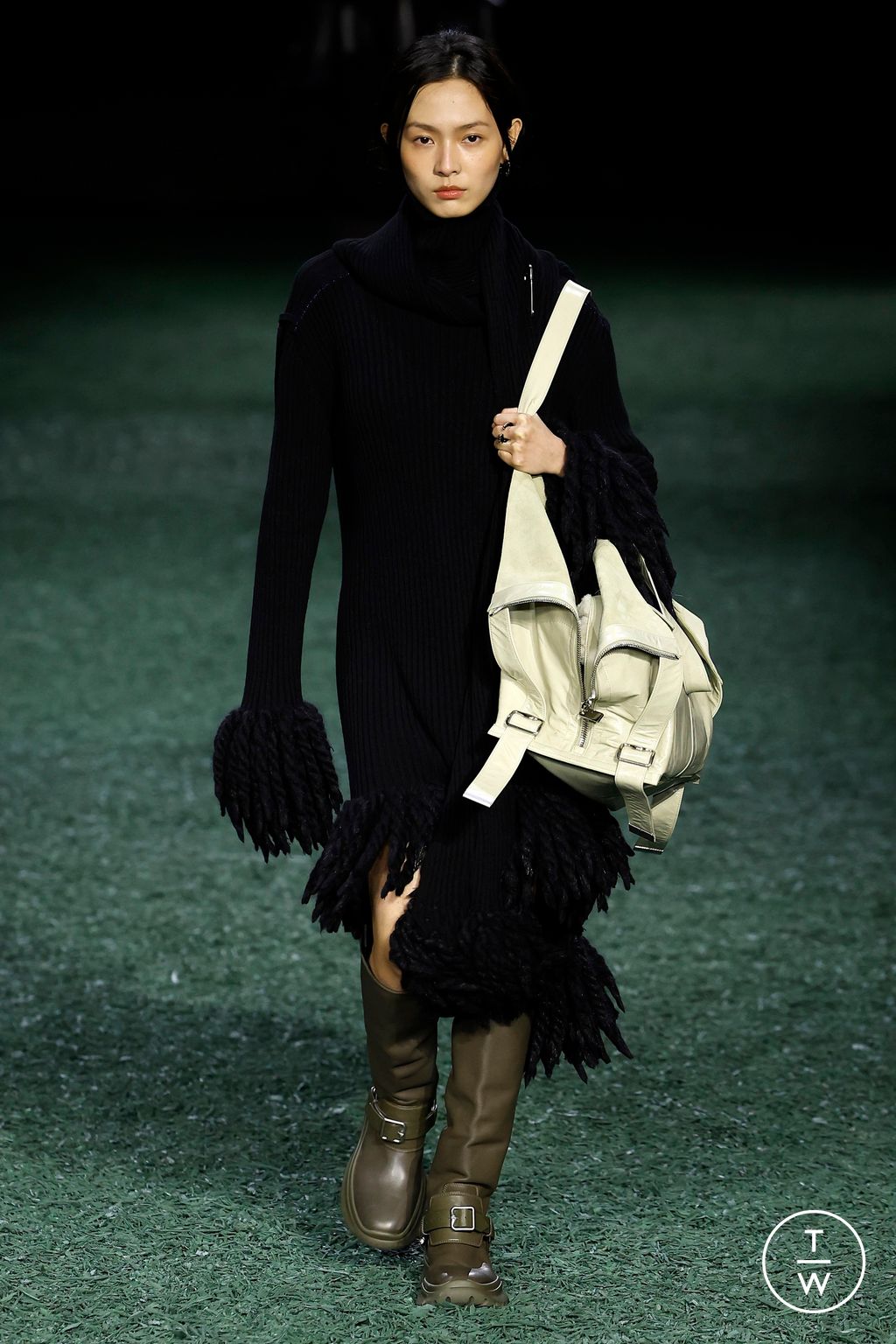 Fashion Week London Fall/Winter 2024 look 38 from the Burberry collection womenswear