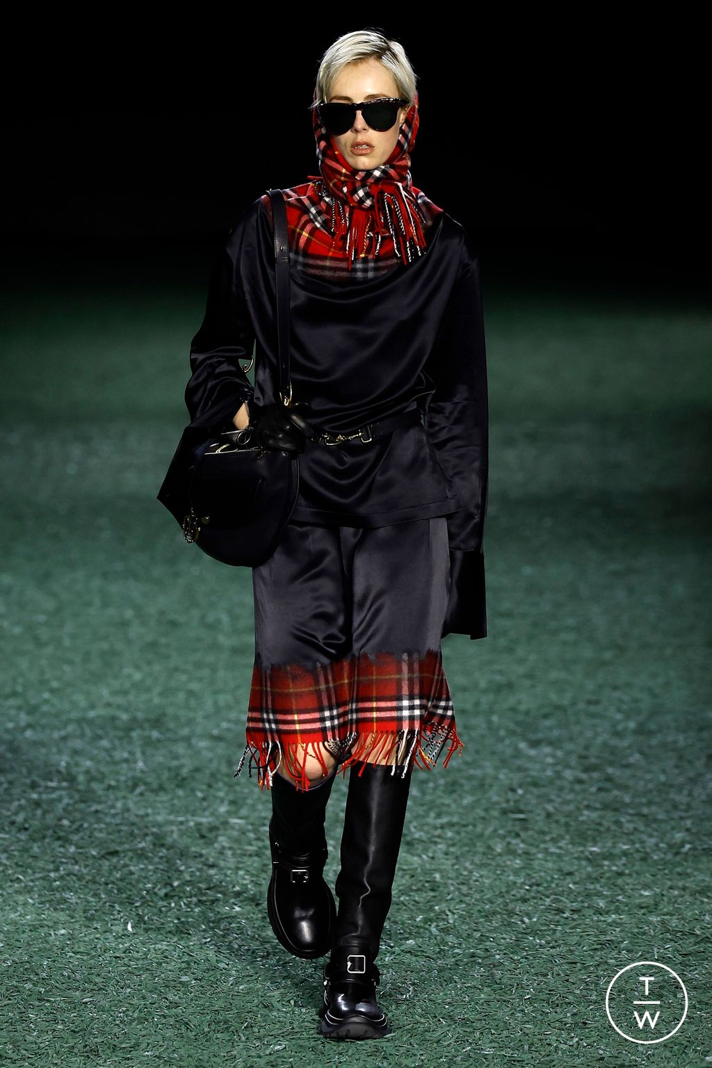 Fashion Week London Fall/Winter 2024 look 40 from the Burberry collection 女装
