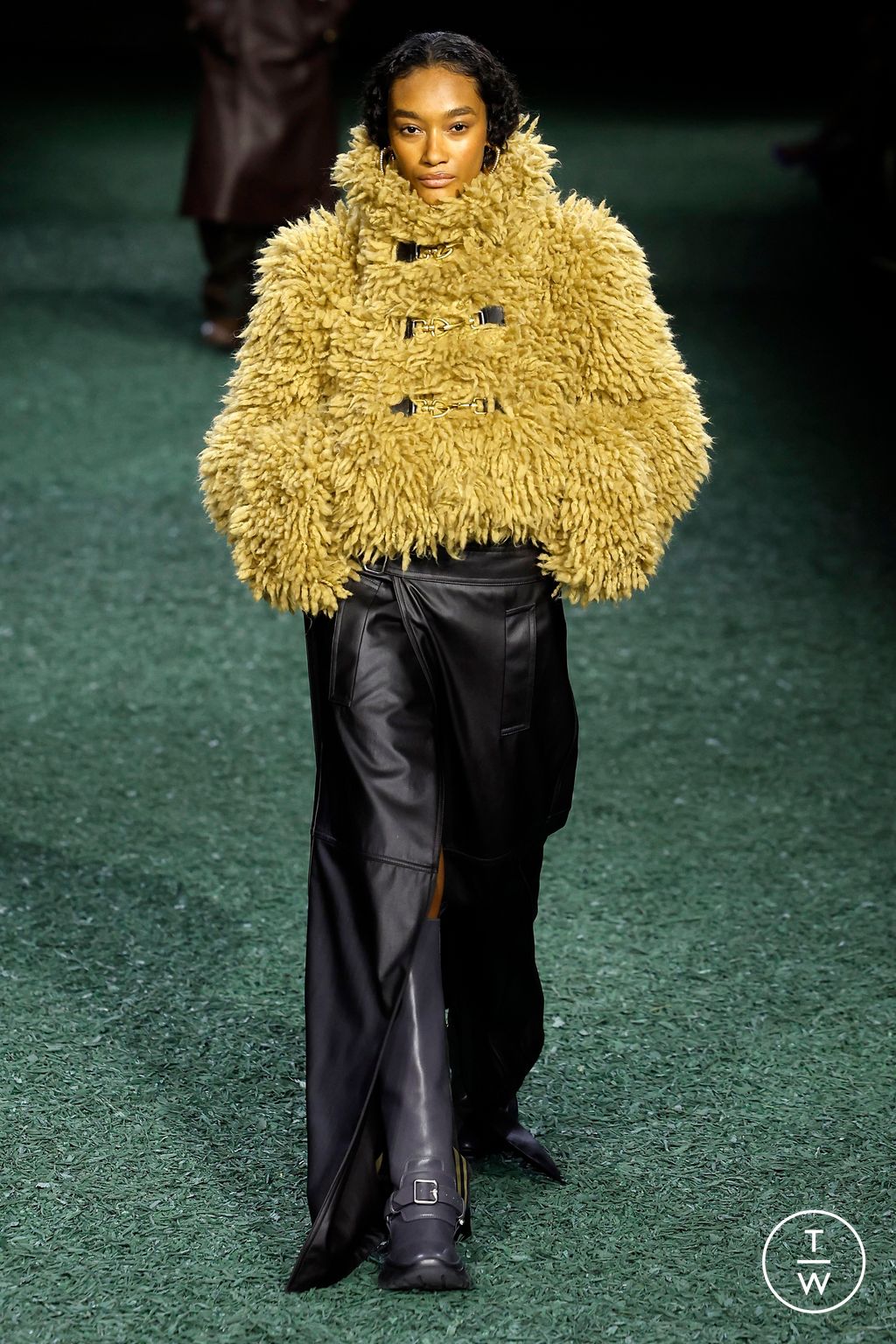 Fashion Week London Fall/Winter 2024 look 51 from the Burberry collection womenswear