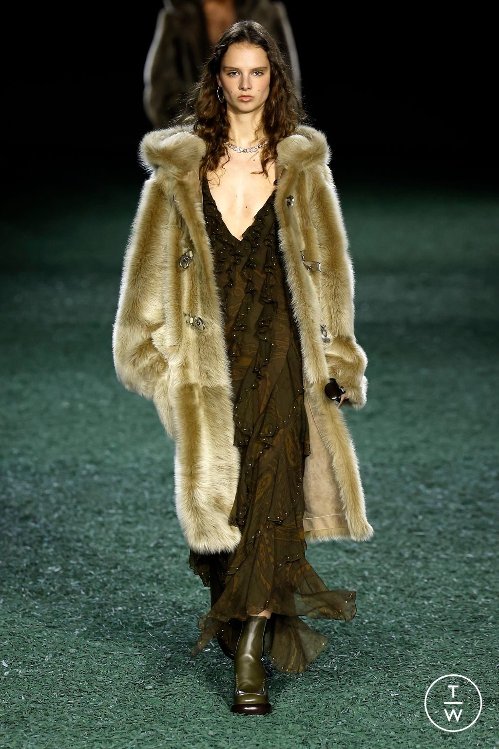 Fashion Week London Fall/Winter 2024 look 53 from the Burberry collection 女装