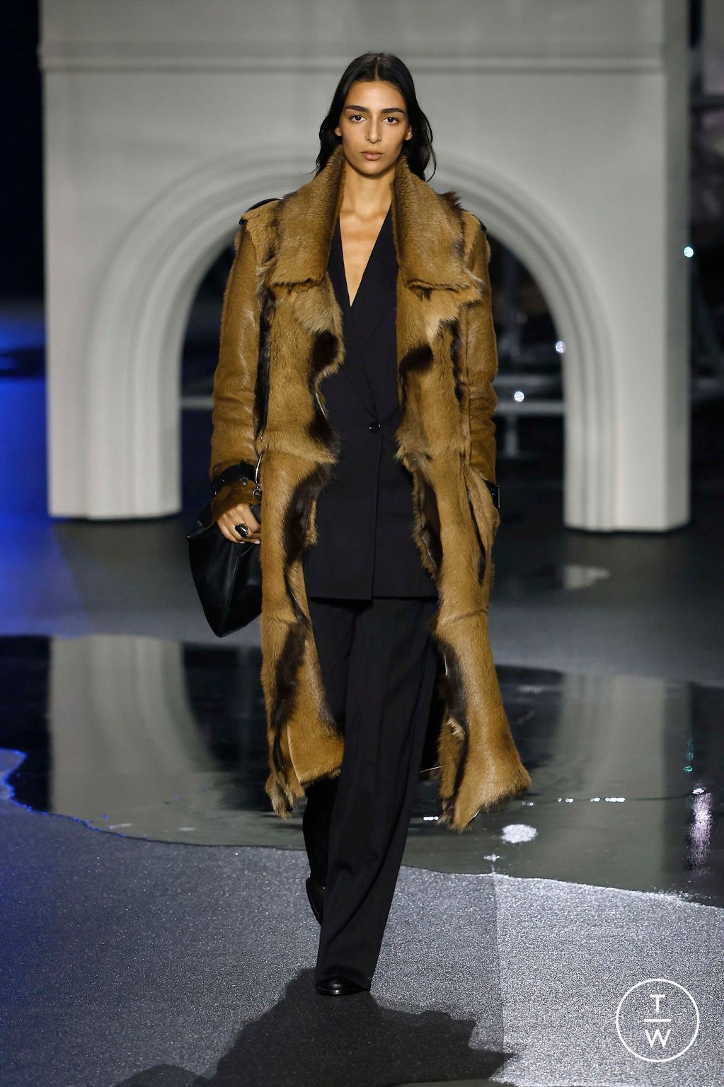 Fashion Week London Fall/Winter 2026 look 16 from the Burberry collection womenswear