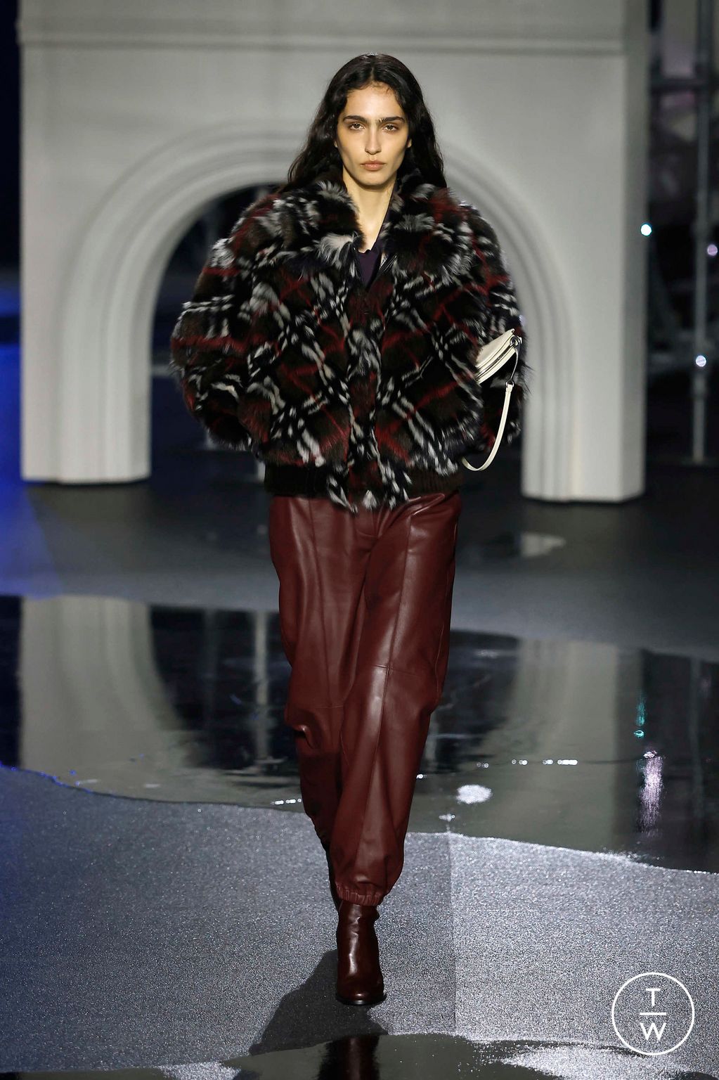 Fashion Week London Fall/Winter 2026 look 23 from the Burberry collection womenswear