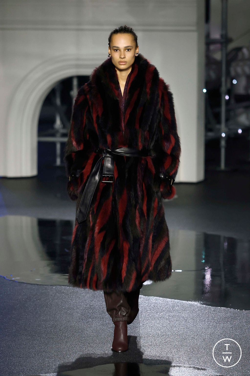 Fashion Week London Fall/Winter 2026 look 25 from the Burberry collection womenswear