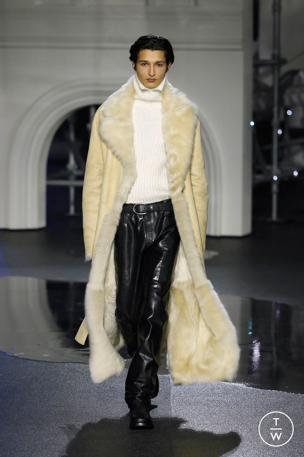 Fashion Week London Fall/Winter 2026 look 27 from the Burberry collection womenswear