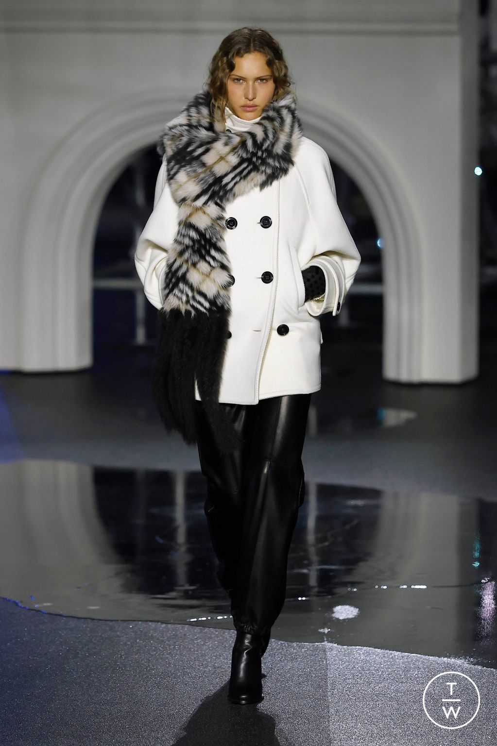 Fashion Week London Fall/Winter 2026 look 31 from the Burberry collection womenswear