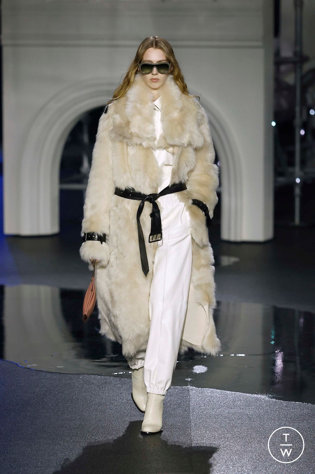 Fashion Week London Fall/Winter 2026 look 32 from the Burberry collection womenswear