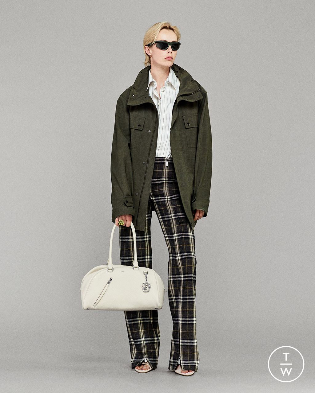 Fashion Week London Resort 2025 look 24 from the Burberry collection 女装