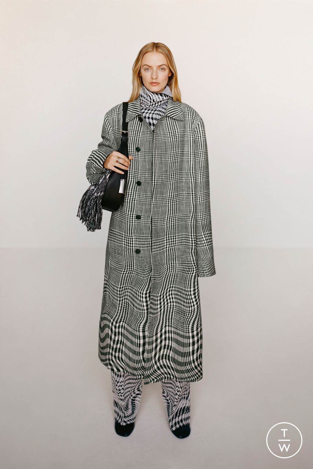 Fashion Week London Resort 2024 look 1 from the Burberry collection 女装