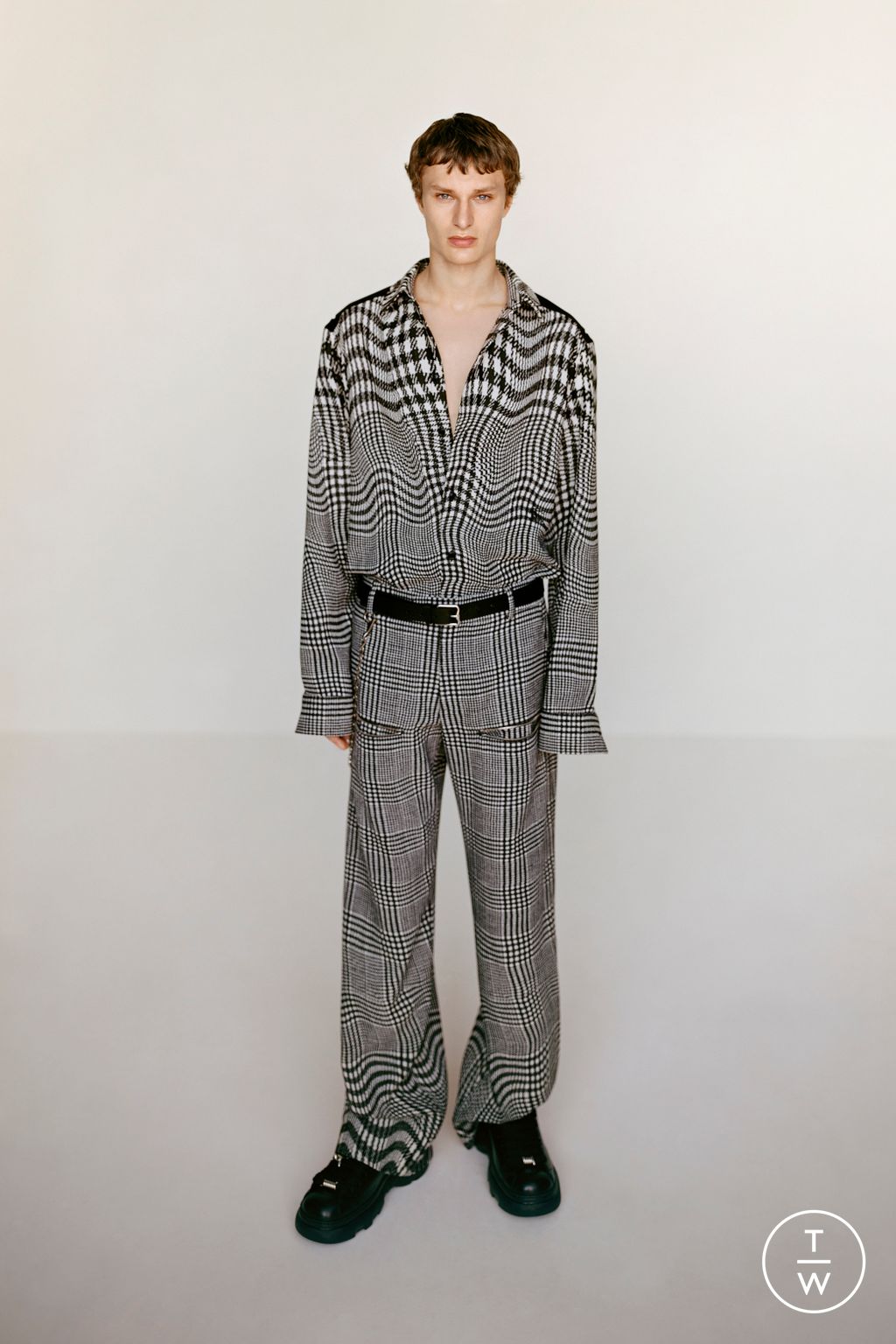 Fashion Week London Resort 2024 look 2 from the Burberry collection womenswear