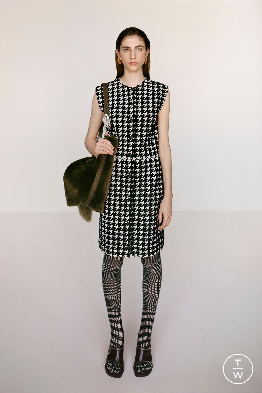Fashion Week London Resort 2024 look 17 from the Burberry collection 女装
