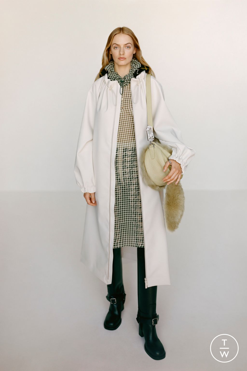 Fashion Week London Resort 2024 look 19 from the Burberry collection womenswear