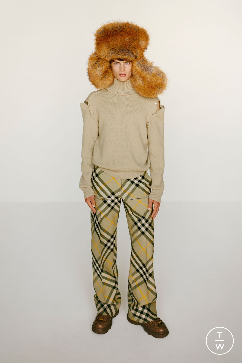 Fashion Week London Resort 2024 look 32 from the Burberry collection womenswear