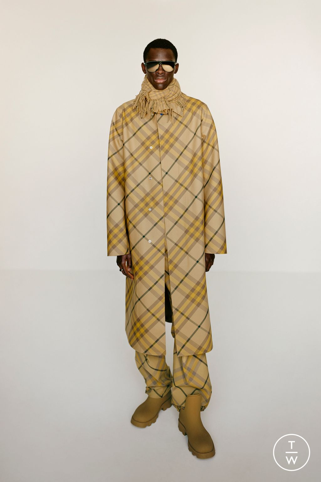 Fashion Week London Resort 2024 look 33 from the Burberry collection womenswear