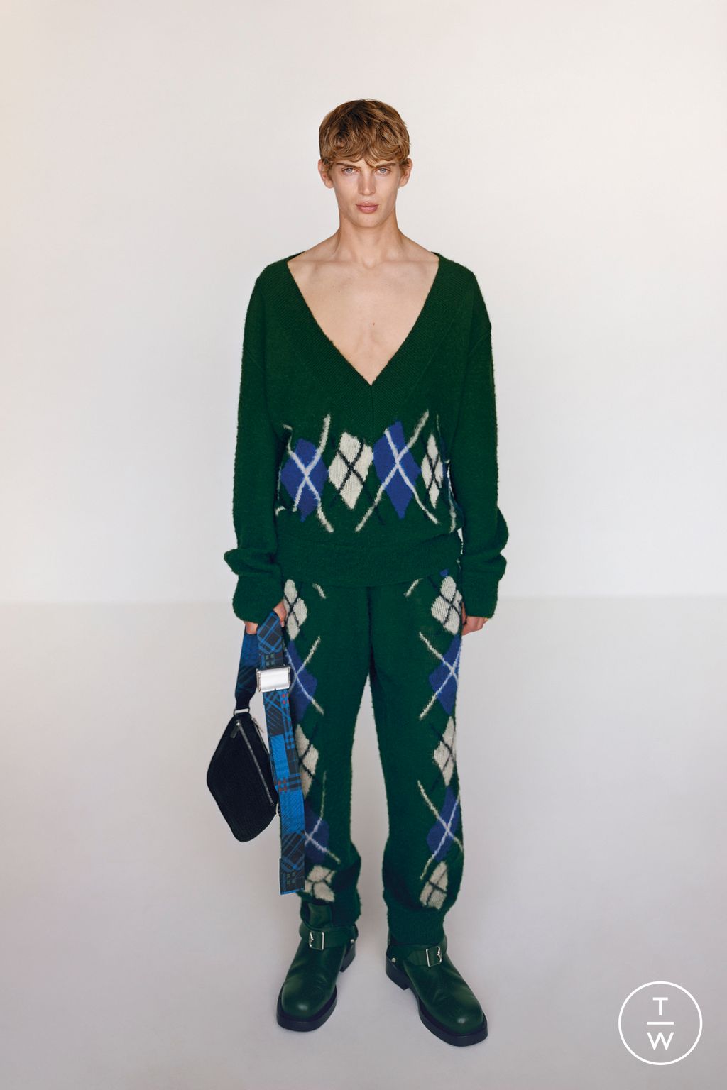 Fashion Week London Resort 2024 look 40 from the Burberry collection womenswear