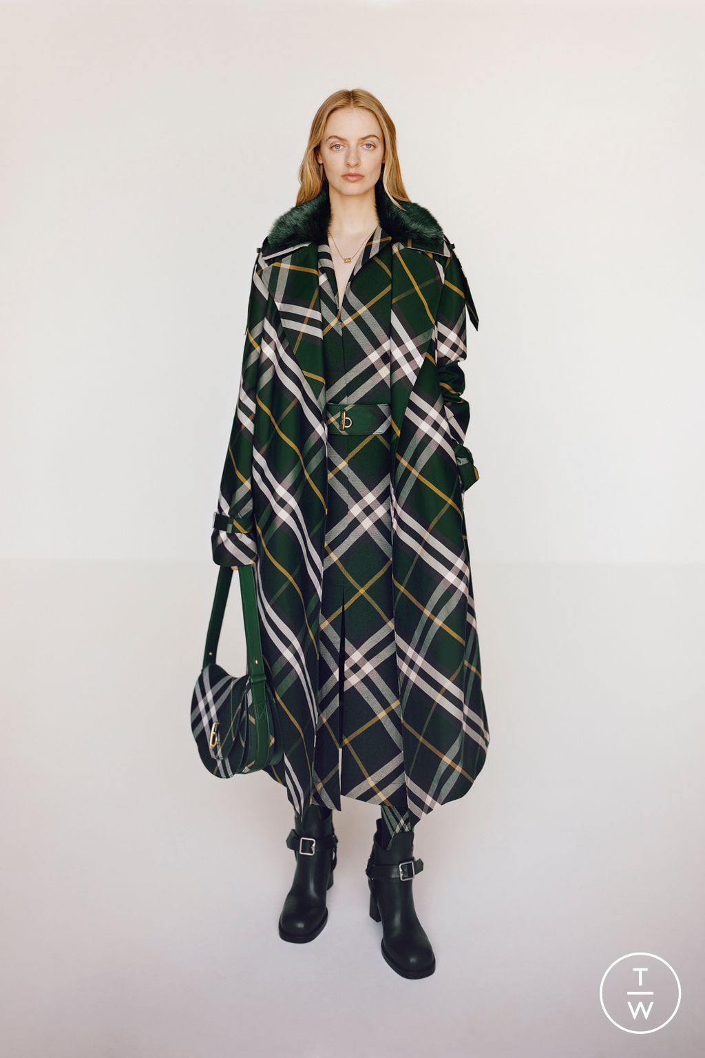 Fashion Week London Resort 2024 look 42 from the Burberry collection womenswear