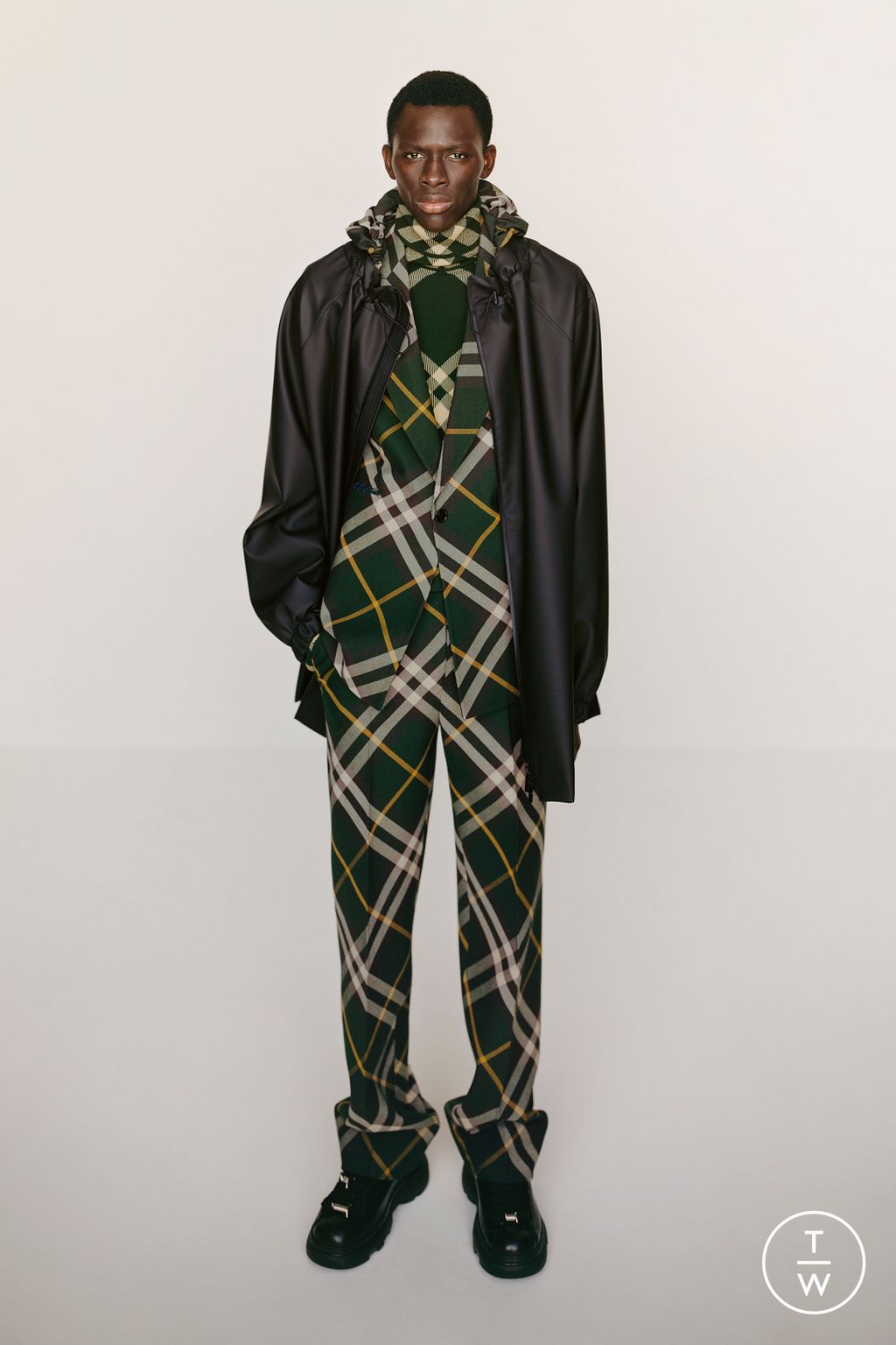 Fashion Week London Resort 2024 look 43 from the Burberry collection womenswear