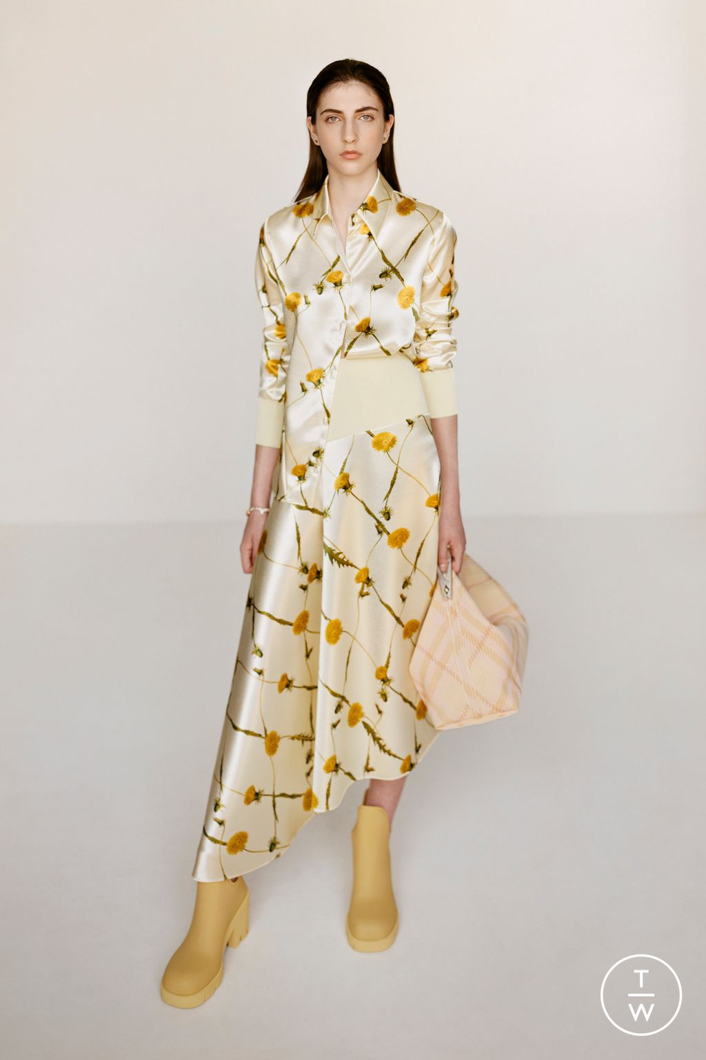 Fashion Week London Resort 2024 look 51 from the Burberry collection womenswear