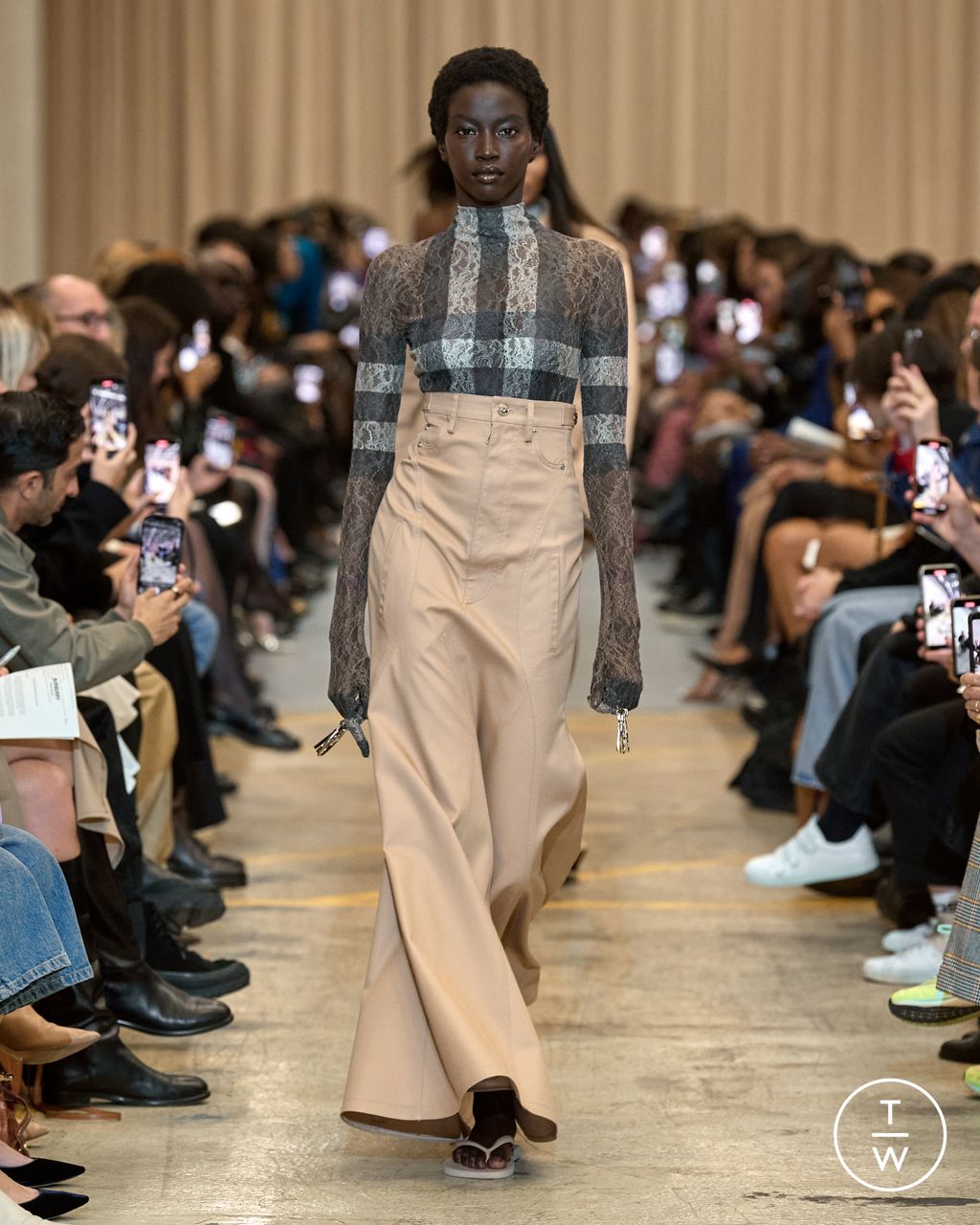 Fashion Week London Spring/Summer 2023 look 1 from the Burberry collection womenswear