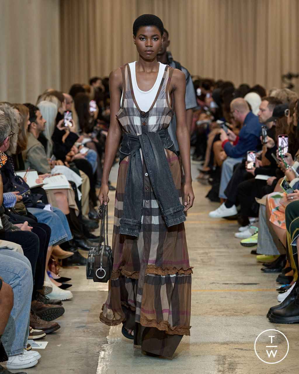 Fashion Week London Spring/Summer 2023 look 10 from the Burberry collection womenswear