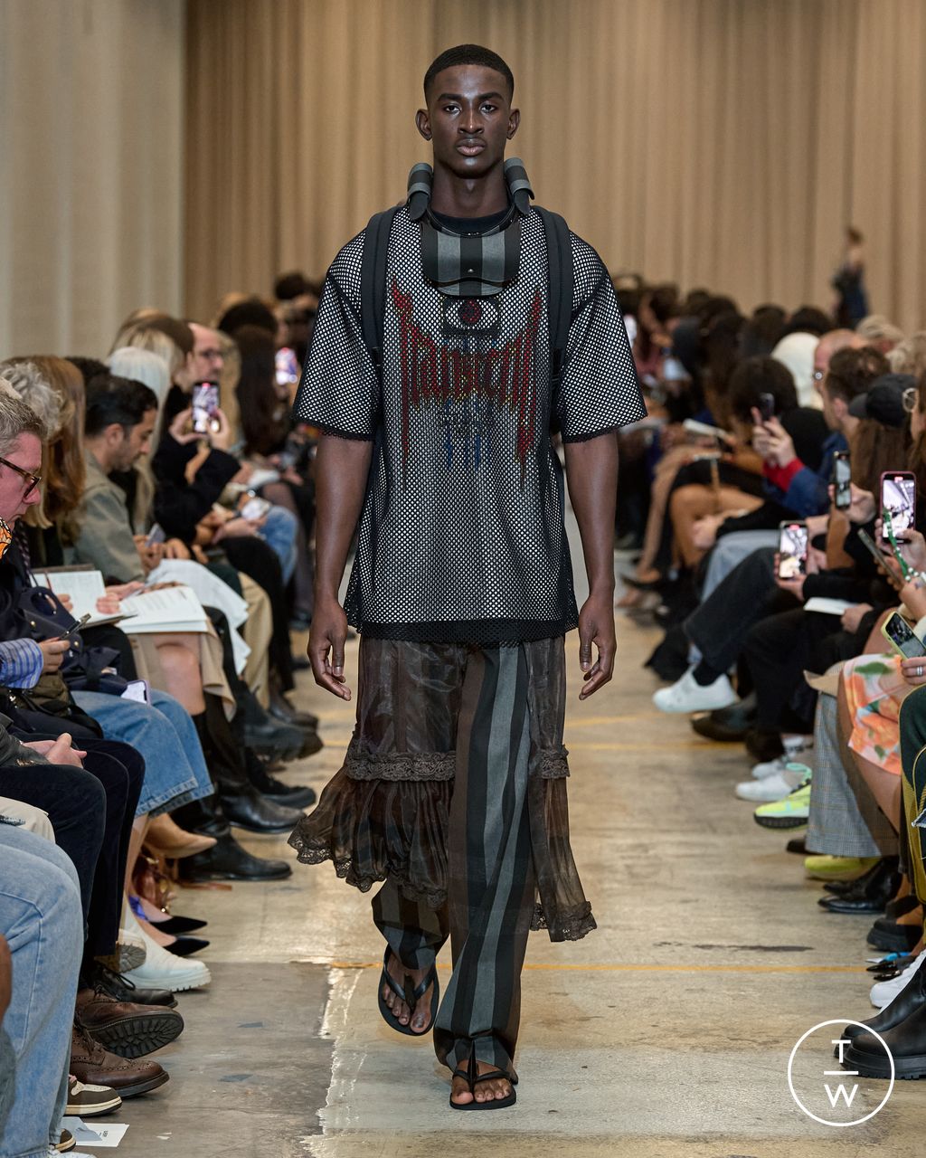 Fashion Week London Spring/Summer 2023 look 11 from the Burberry collection 女装