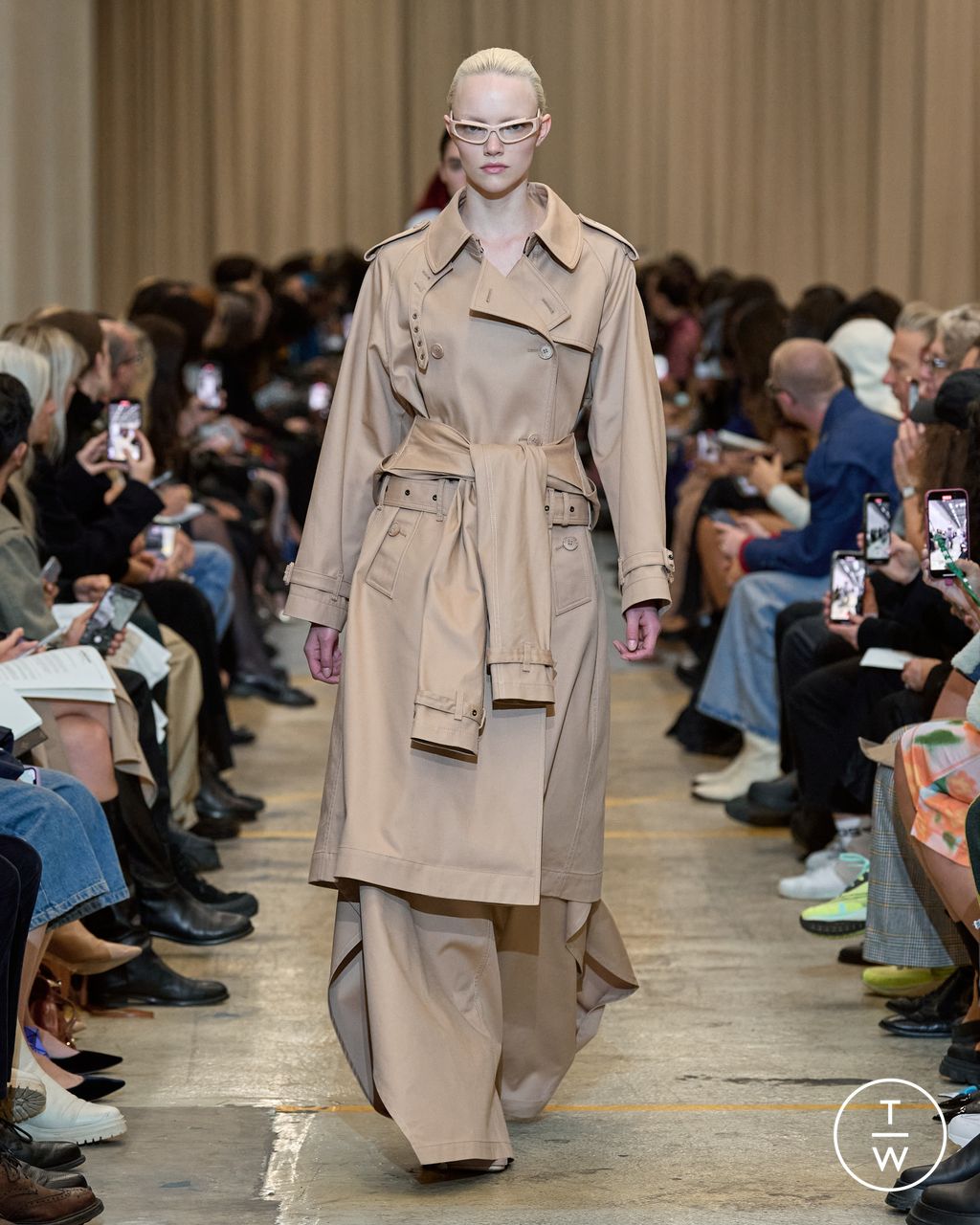 Fashion Week London Spring/Summer 2023 look 18 from the Burberry collection 女装