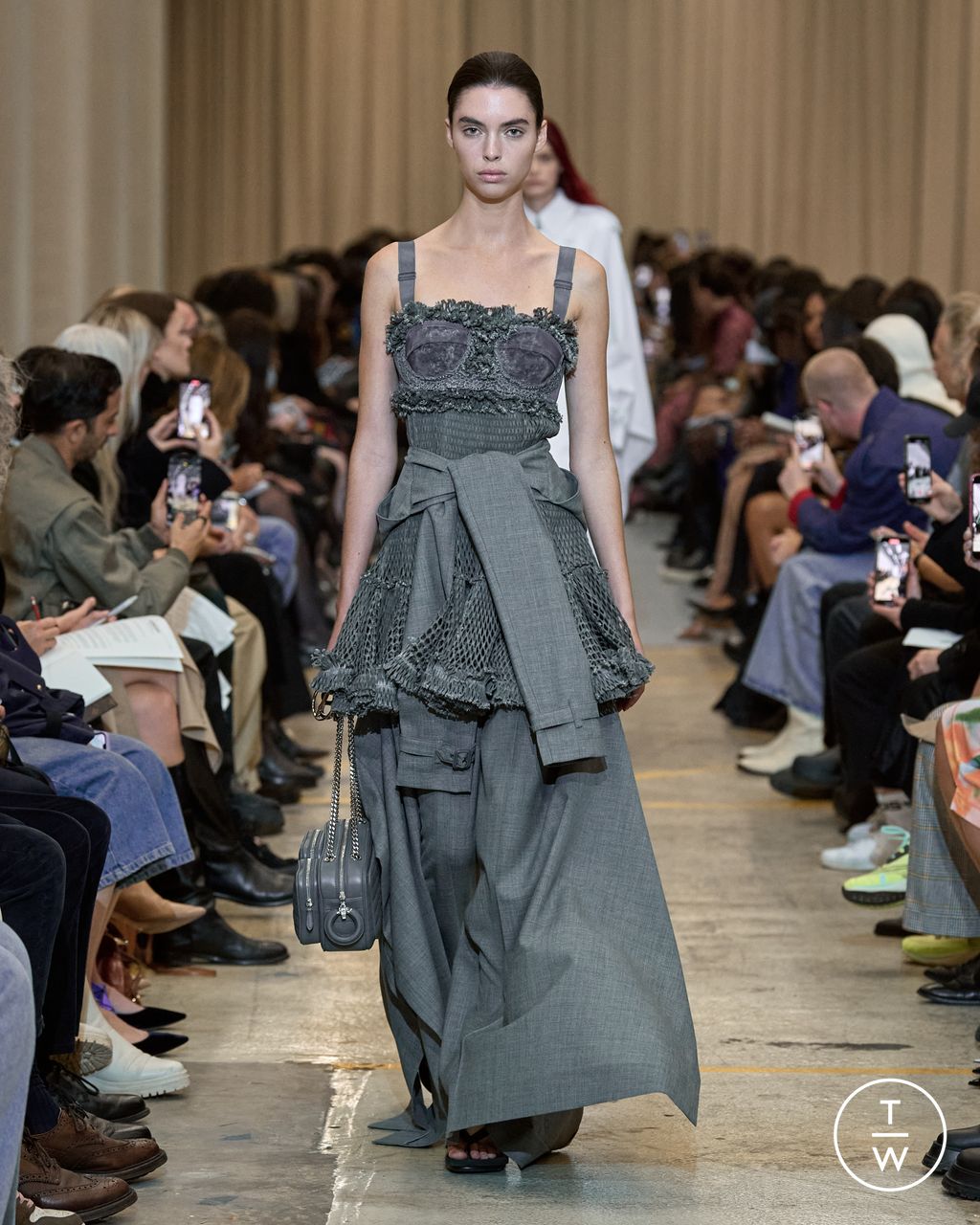 Fashion Week London Spring/Summer 2023 look 19 from the Burberry collection 女装