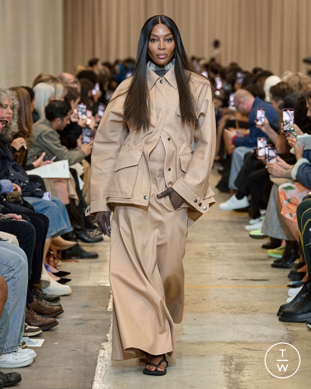 Fashion Week London Spring/Summer 2023 look 2 from the Burberry collection womenswear