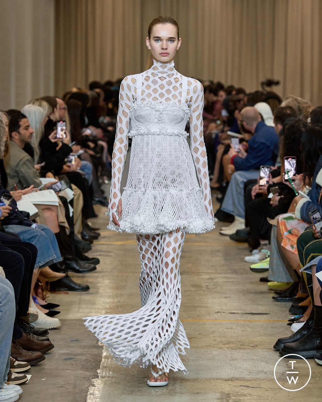 Fashion Week London Spring/Summer 2023 look 21 from the Burberry collection 女装